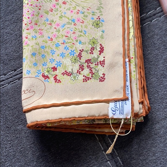 Vintage Gucci scarf. Still has the tag never used - Picture 5 of 6